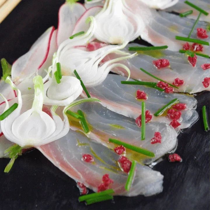 Carpaccio de dorade, umeboshi et vinaigre de fleurs de cerisier Sakura