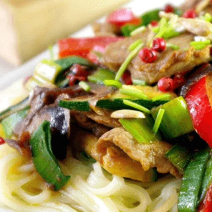 Nouilles udon et veau sauté au poivre rouge