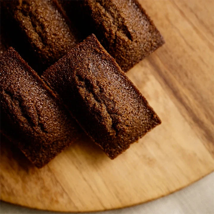 Financier à la pâte de sésame noir