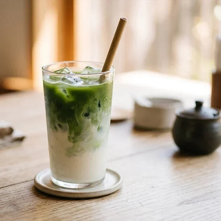 La recette du matcha latte glacé parfait et sans grumeaux