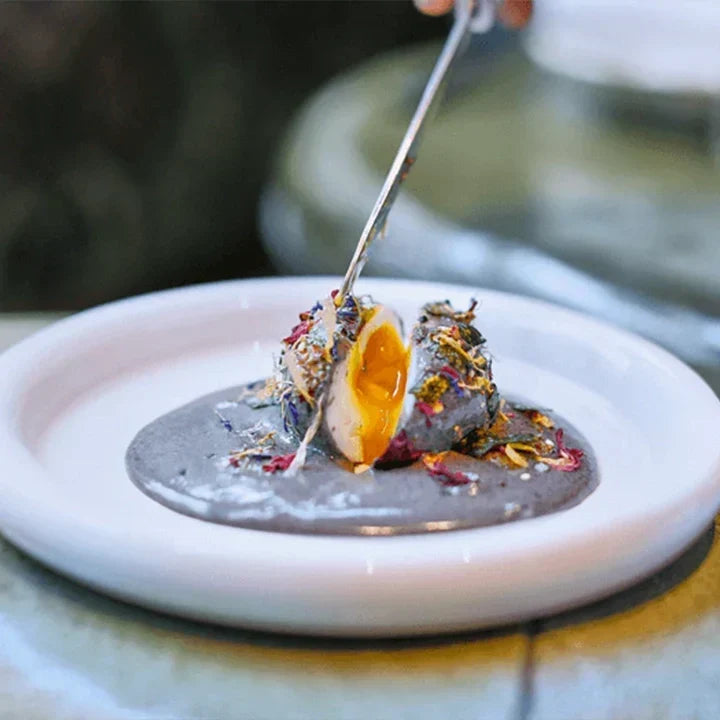Oeuf mollet mariné au shochu et sésame noir