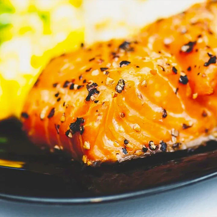 Filet de saumon poêlé au sésame noir et sa sauce betterave