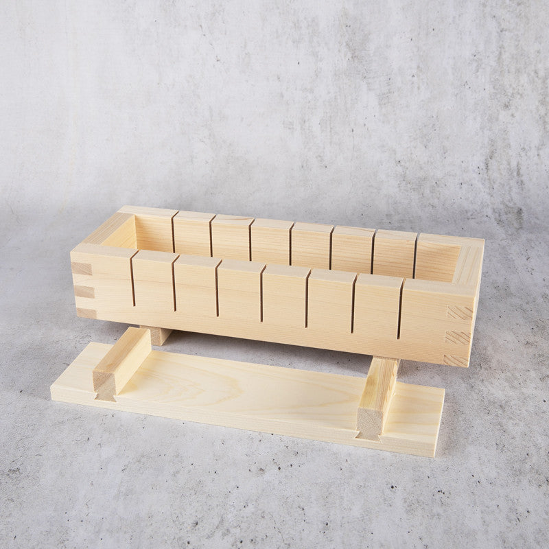 Saba oshizushi pers in hinoki cipreshout Materiaal