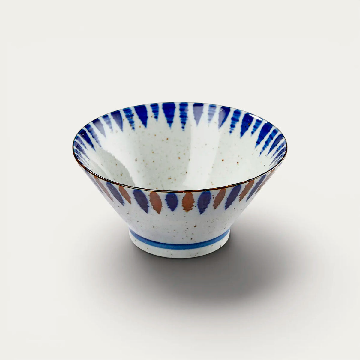 Tigela de rāmen, porcelana Minoyaki, motivo FUCHITOKUSA