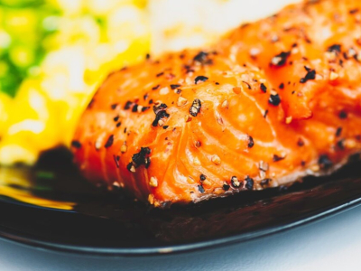 Filet de saumon poêlé au sésame noir et sa sauce betterave